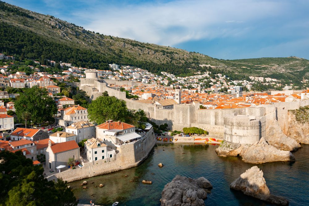 Zidovje Dubrovnika nad modrim Jadranskim morjem